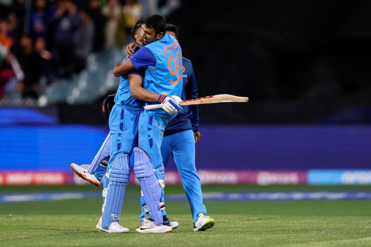 R Ashwin hugs Virat Kohli after hitting the winning run off the final ball, India vs Pakistan, Men's T20 World Cup 2022, Super 12s, MCG, October 23, 2022