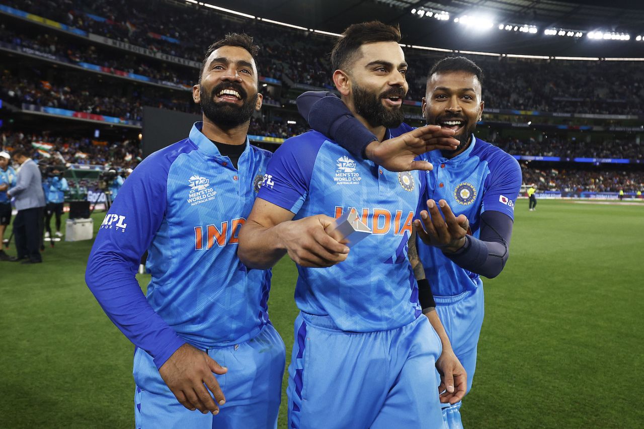 Dinesh Karthik, Virat Kohli and Hardik Pandya soak in the atmosphere, India vs Pakistan, Men's T20 World Cup 2022, Super 12s, MCG, October 23, 2022