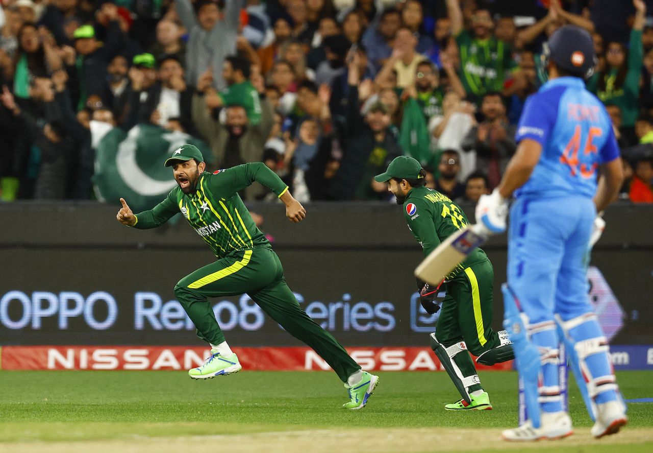 Iftikhar Ahmed takes off in celebration after catching Rohit Sharma, India vs Pakistan, Men's T20 World Cup 2022, Super 12s, MCG, October 23, 2022