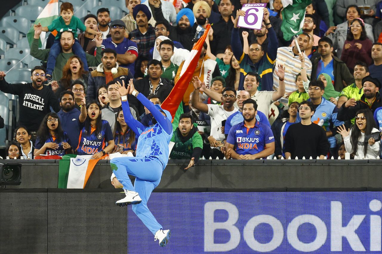 KL Rahul leaps on the boundary edge, India vs Pakistan, Men's T20 World Cup 2022, Super 12s, MCG, October 23, 2022