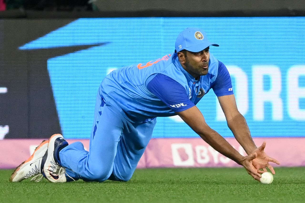 R Ashwin dives but fails to take a clean catch, India vs Pakistan, Men's T20 World Cup 2022, Super 12s, MCG, October 23, 2022
