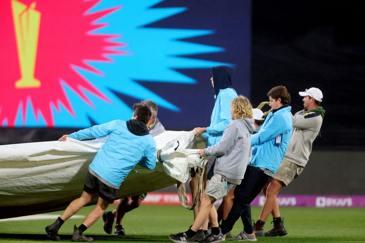 The covers went back and forth the whole time after the national anthems were done, South Africa vs Zimbabwe, ICC Men's T20 World Cup 2022, Super 12s, Hobart, October 24, 2022