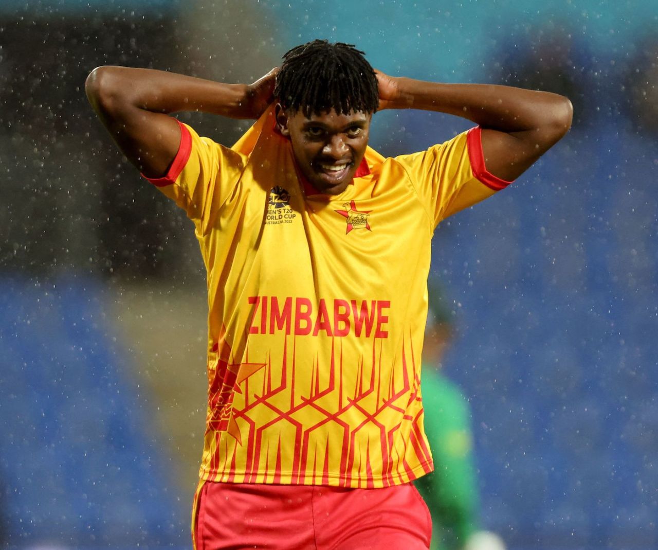 Richard Ngarava leaves the field as the rain comes down, South Africa vs Zimbabwe, T20 World Cup, Hobart, October 24, 2022