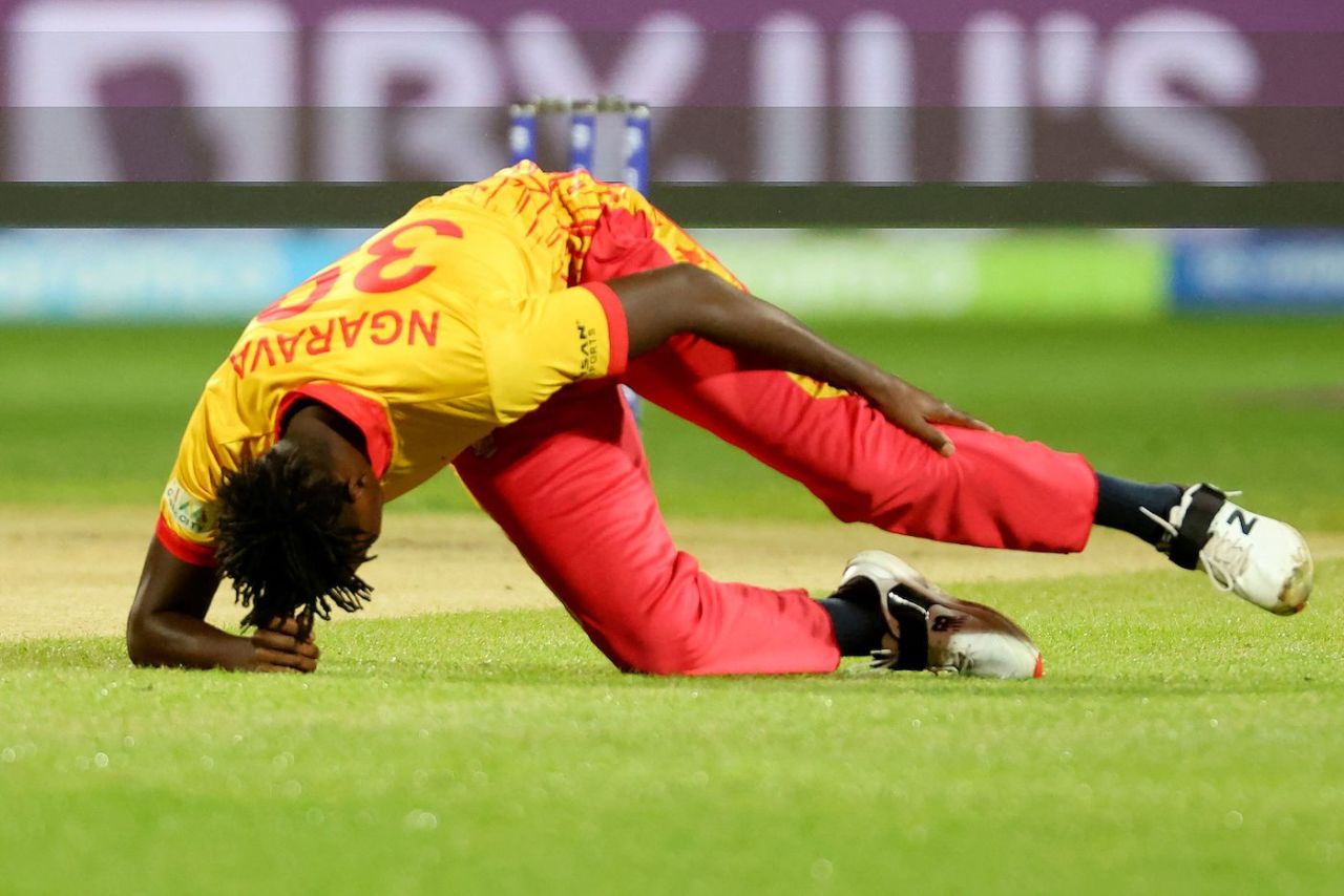 Richard Ngarava had to leave the field after taking a tumble, South Africa vs Zimbabwe, T20 World Cup, Hobart, October 24, 2022