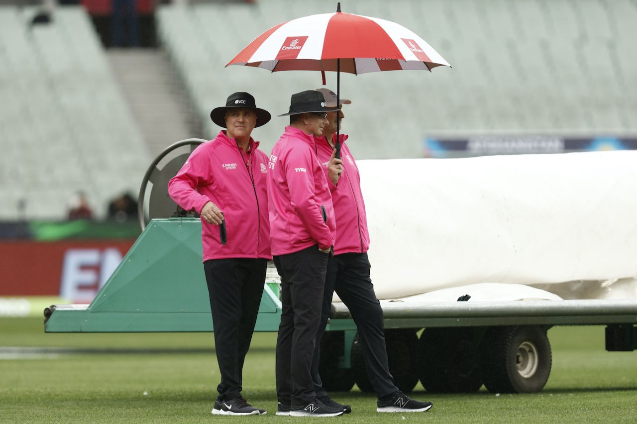 Rain has umpires Paul Reiffel and Adrian Holdstock, along with Paul Wilson, bring out the brollies, England vs Ireland, ICC Men's T20 World Cup 2022, Melbourne, October 26, 2022