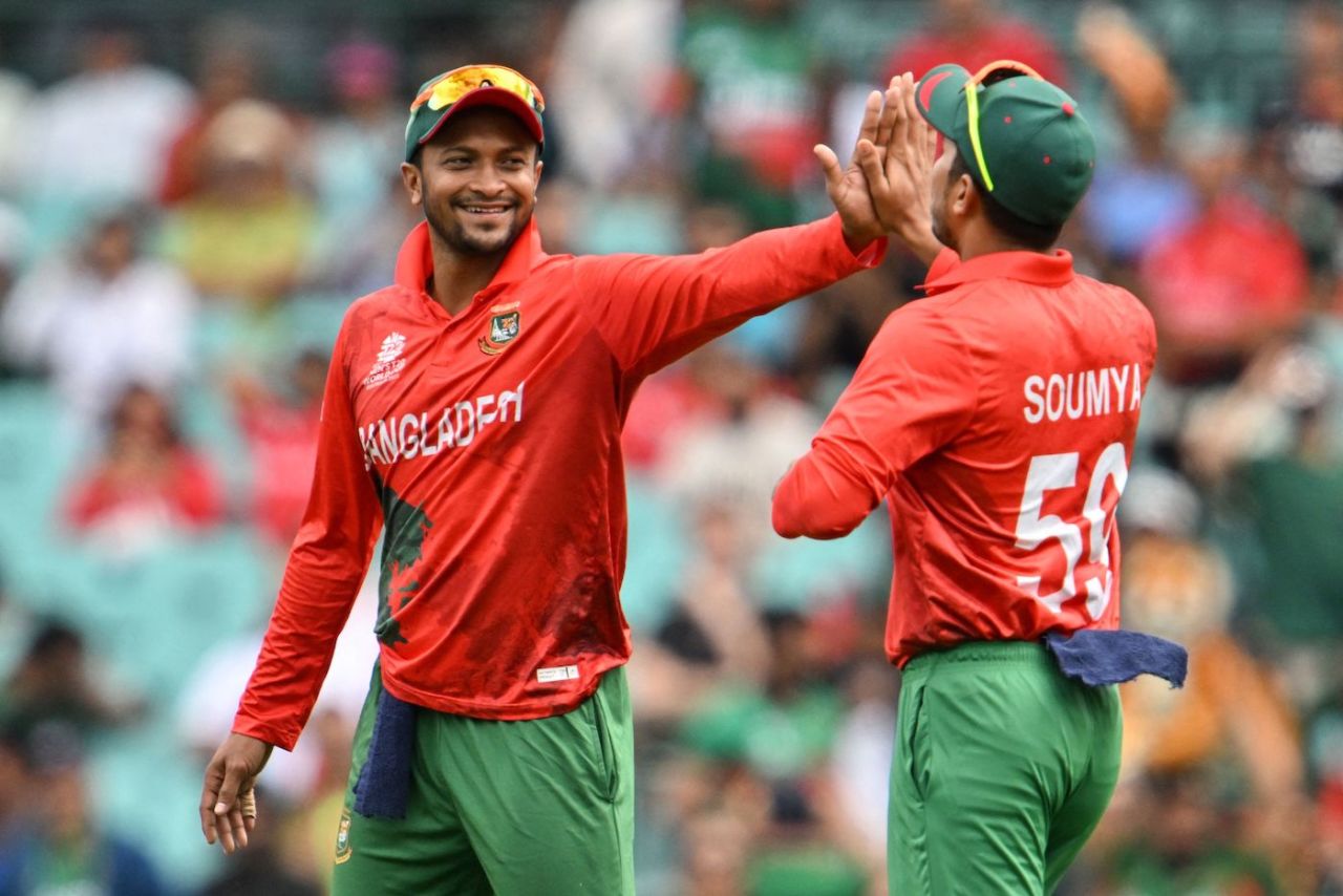 Shakib Al Hasan celebrates with Soumya Sarkar, who took the catch to dismiss Quinton de Kock, Bangladesh vs South Africa, T20 World Cup, Sydney, October 27, 2022