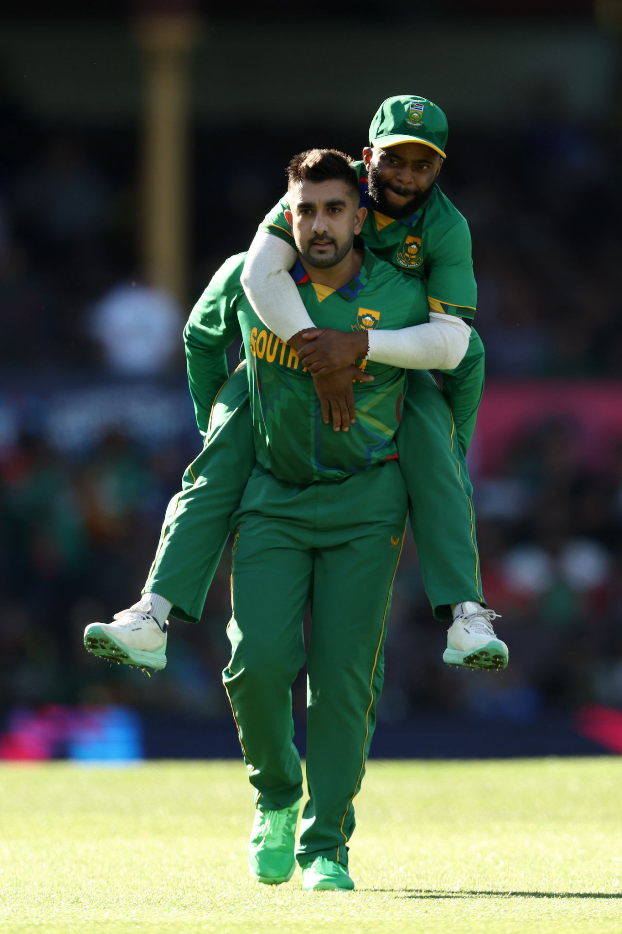 Temba Bavuma joins in the fun after Tabraiz Shamsi got rid of Mehidy Hasan Miraz, Bangladesh vs South Africa, T20 World Cup, Sydney, October 27, 2022