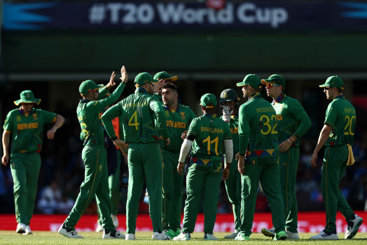 Tabraiz Shamsi picked up a three-for in the middle overs, Bangladesh vs South Africa, T20 World Cup, Sydney, October 27, 2022