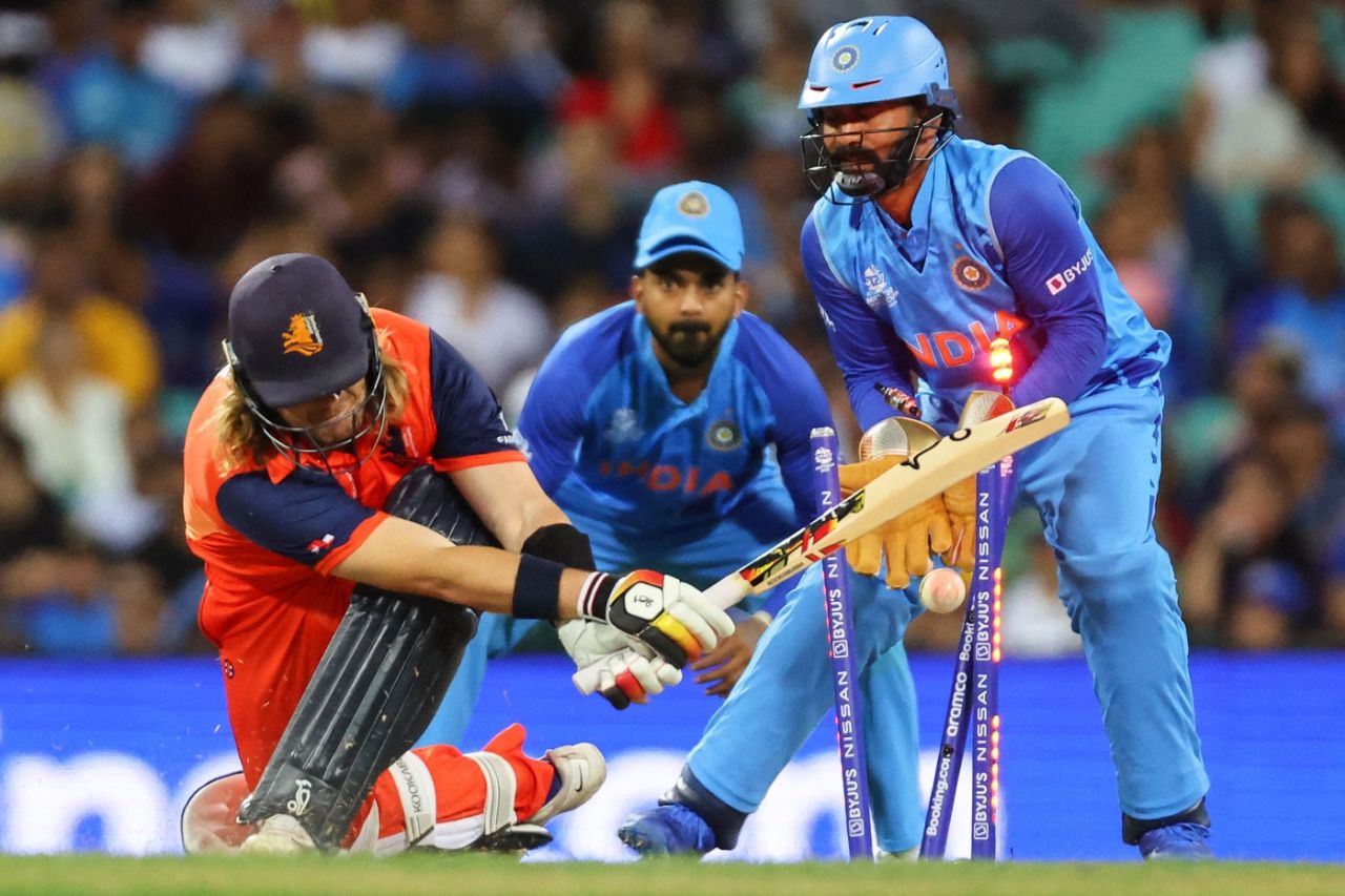 Max O'Dowd is bowled by Axar Patel, India vs Netherlands, Men's T20 World Cup, Sydney, October 27, 2022