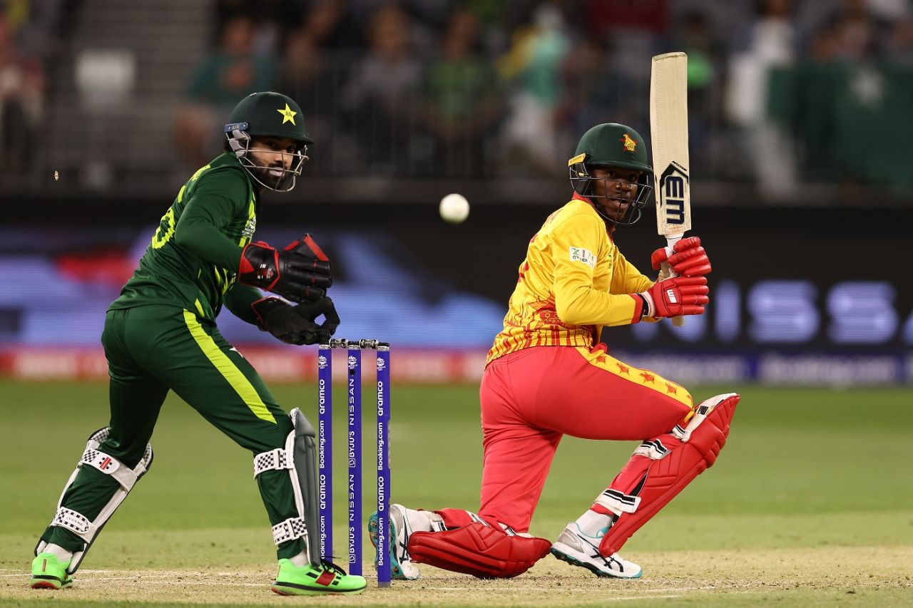 Milton Shumba plays a paddle during his brief stay, Zimbabwe vs Pakistan, ICC Men's T20 World Cup, Perth, October 27, 2022