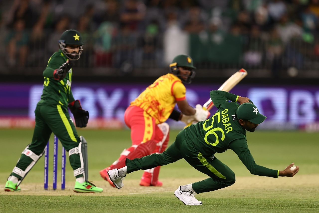 Babar Azam takes a sharp catch at slip to dismiss Regis Chakabva, Zimbabwe vs Pakistan, ICC Men's T20 World Cup, Perth, October 27, 2022