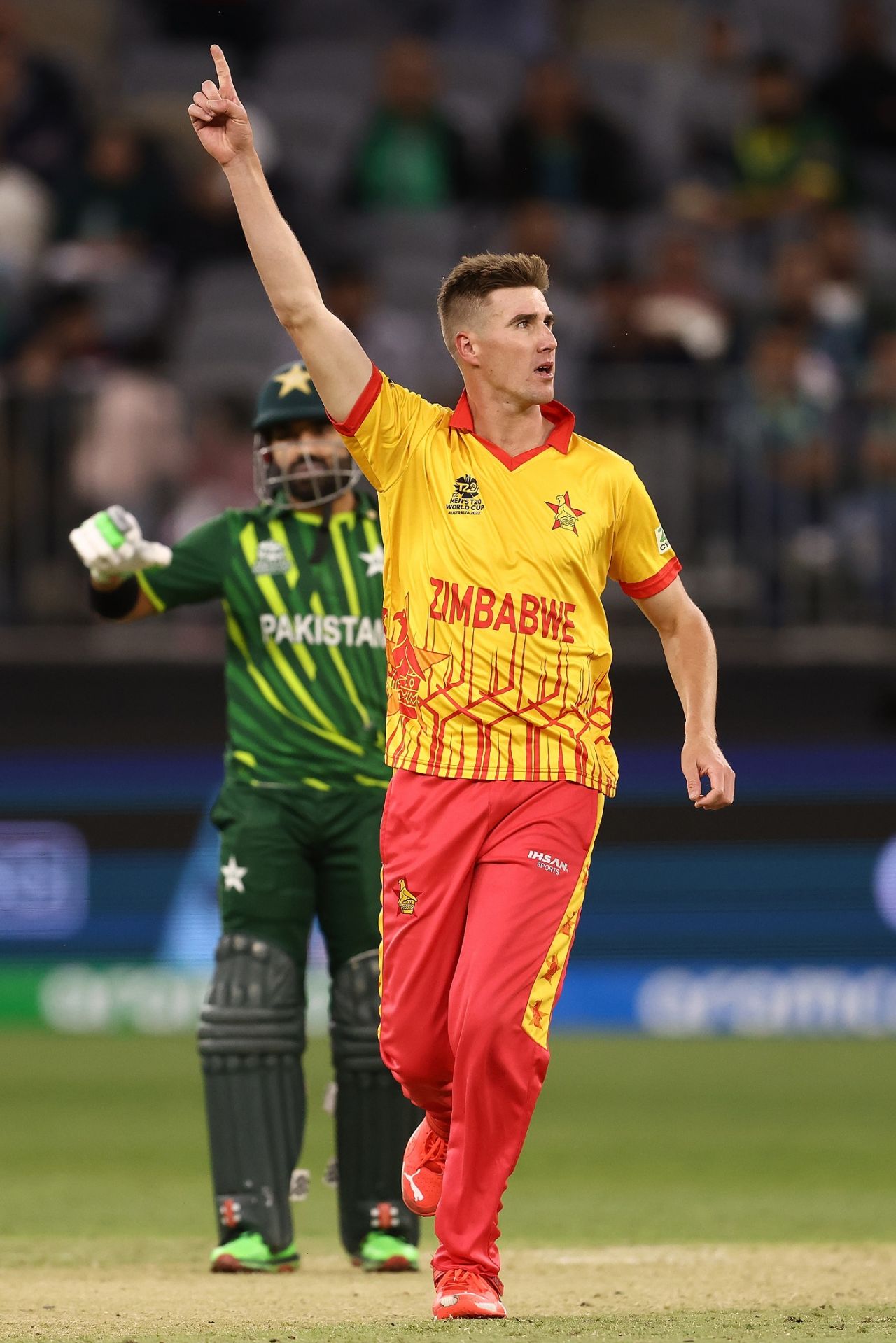 Brad Evans celebrates dismissing Babar Azam, Pakistan vs Zimbabwe, Perth, T20 World Cup, October 27, 2022