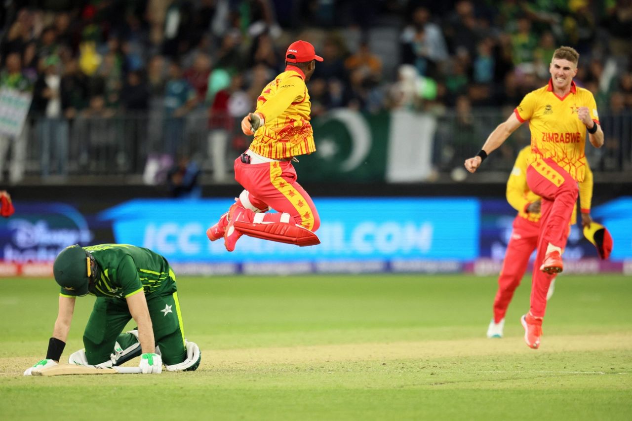 Contrasting emotions: Brad Evans and Regis Chakabva jump for joy while Shaheen Afridi sinks to the ground after being run-out last ball, Pakistan vs Zimbabwe, Perth, T20 World Cup, October 27, 2022