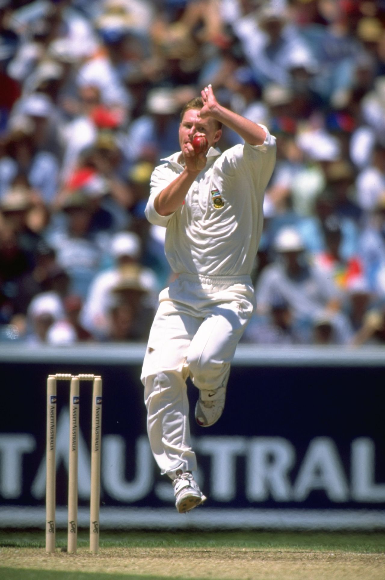Lance Klusener bowls, Australia vs South Africa, 1st Test, Melbourne, 4th day, December 29, 1997