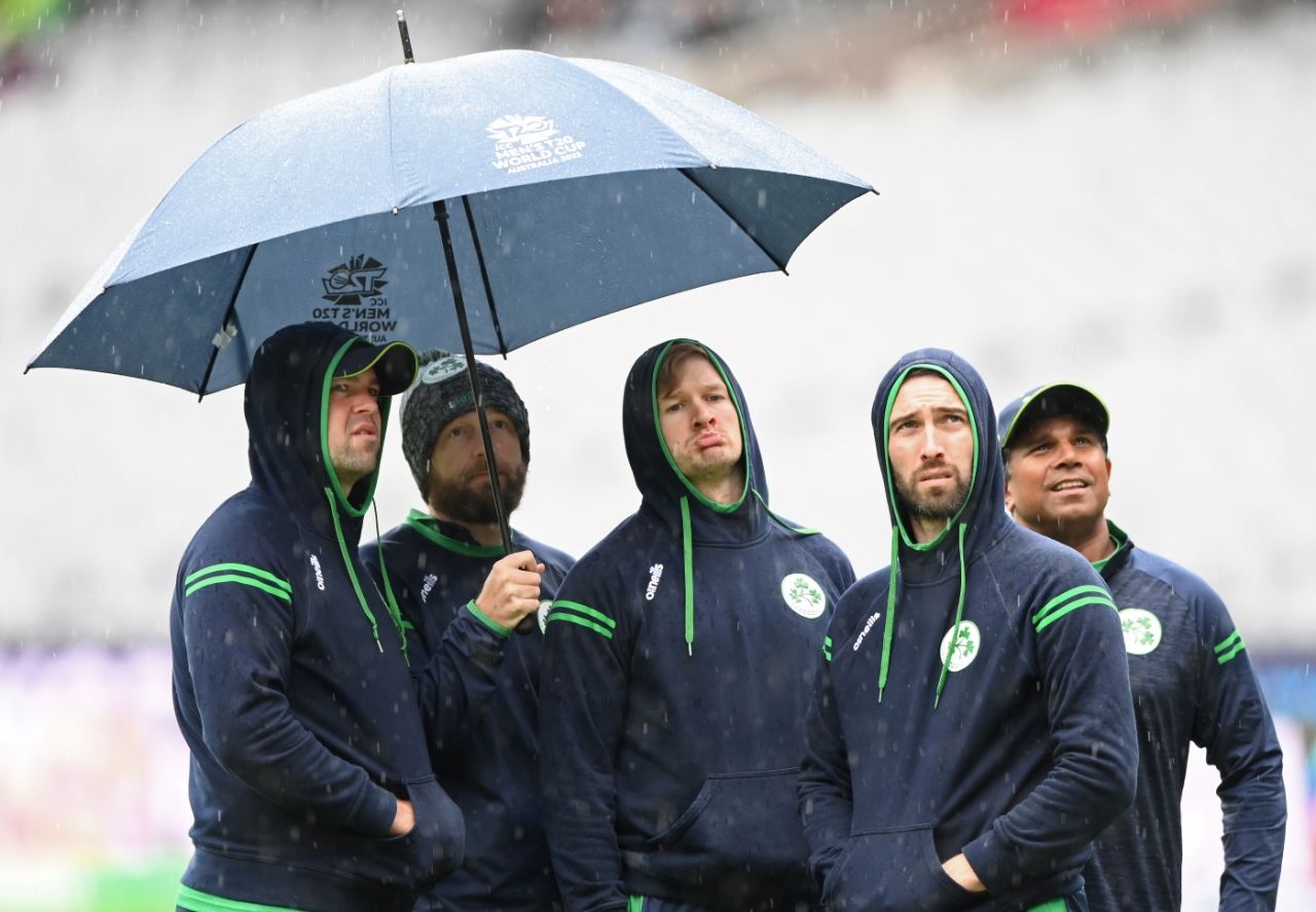Ireland's players take shelter from the rain, Afghanistan vs Ireland, Men's T20 World Cup 2022, Super 12s, Group 1, Melbourne, October 28, 2022