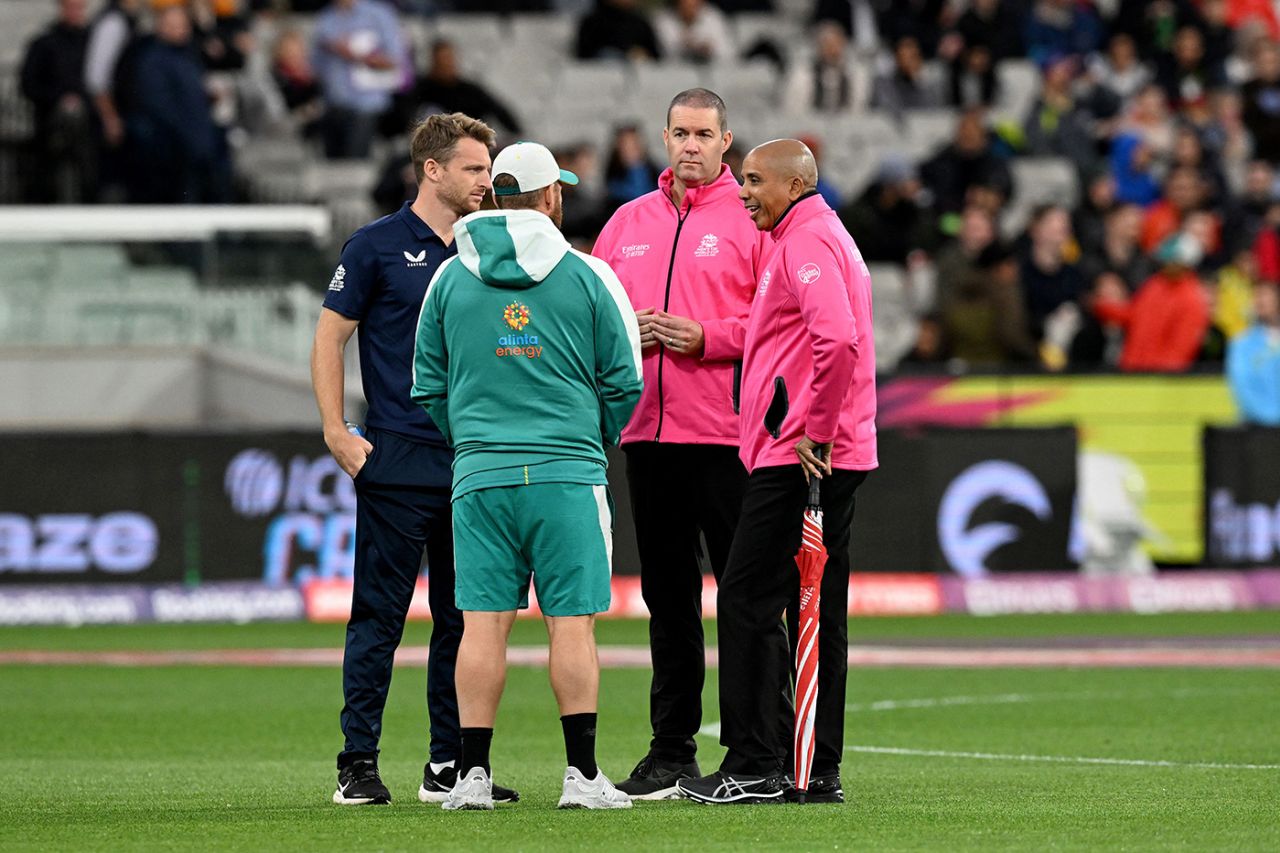 Jos Buttler and Aaron Finch chat with the umpires, Australia vs England, T20 World Cup, Group 1, Melbourne, October 28, 2022