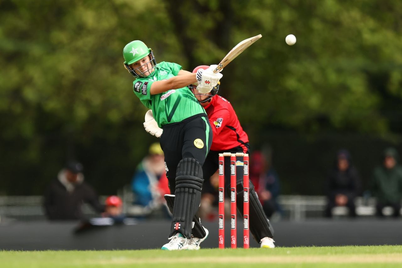 Annabel Sutherland pulls through midwicket, Melbourne Renegades vs Melbourne Stars, WBBL, Ballarat, October 29, 2022