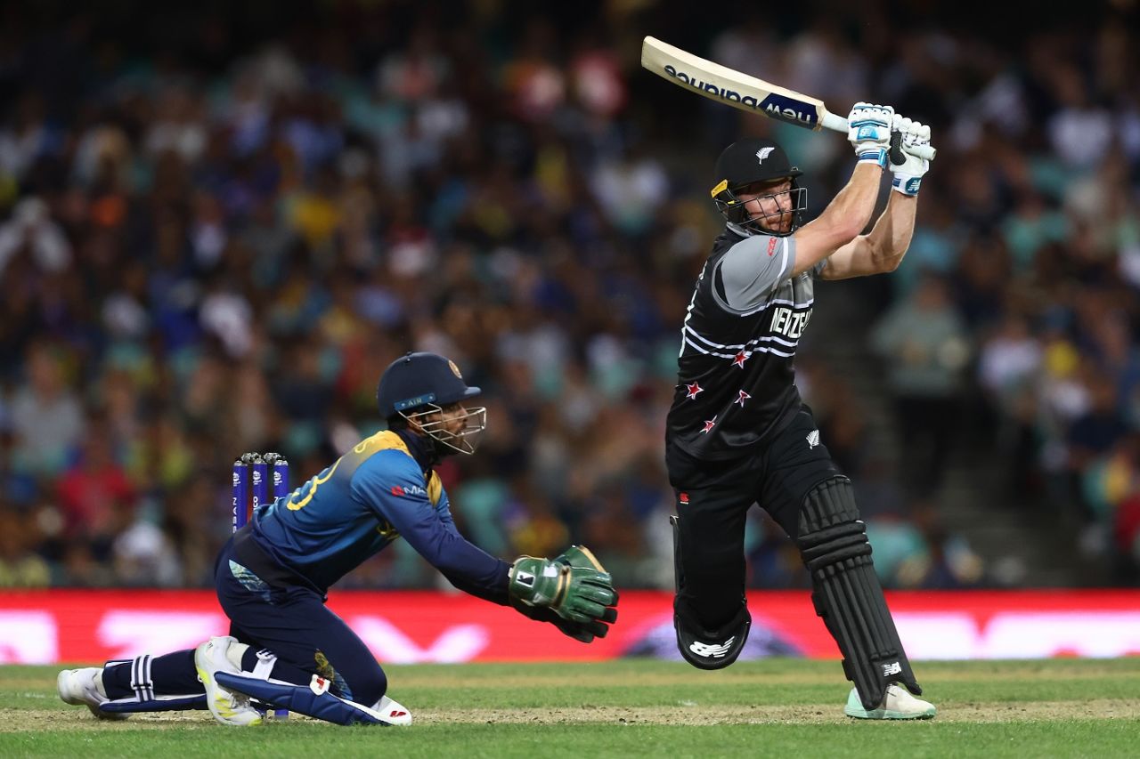 Glenn Phillips reaches out and swats a wide ball to sweeper cover, New Zealand vs Sri Lanka, Men's T20 World Cup, Group 1, Sydney, October 29, 2022