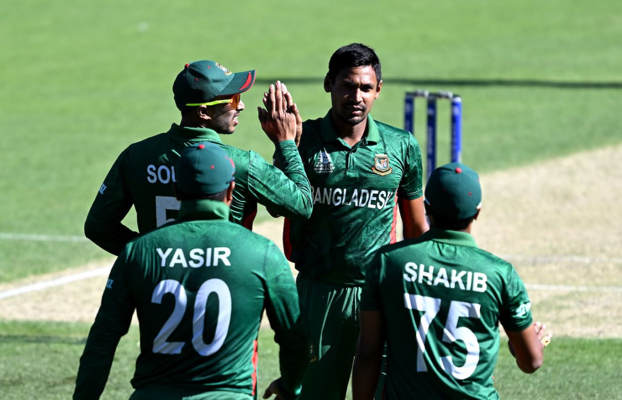 Mustafizur Rahman picked up two wickets, including that of Sikandar Raza, in his first over, Bangladesh vs Zimbabwe, T20 World Cup, Brisbane, October 30, 2022
