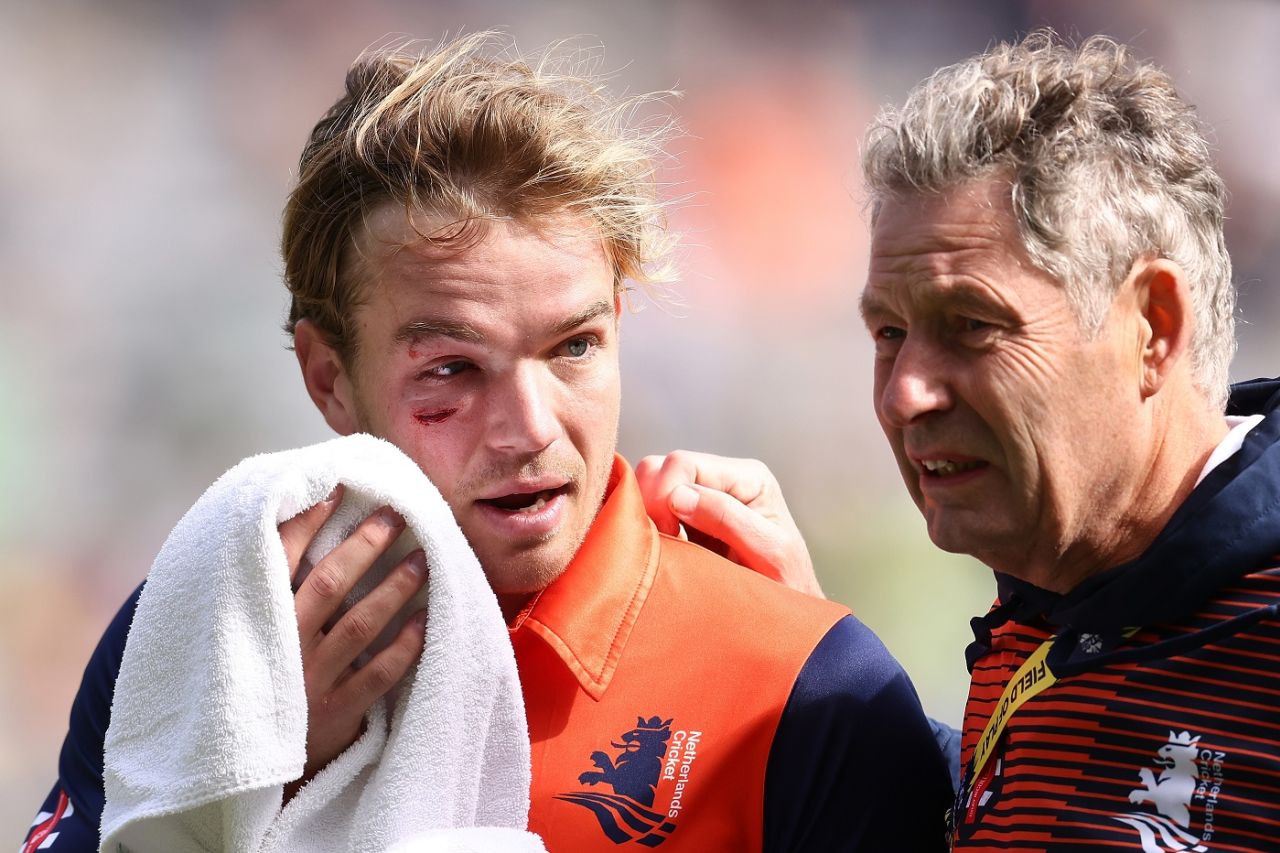 Bas de Leede walks off the pitch after being hit by a Haris Rauf bumper, Netherlands vs Pakistan, Men's T20 World Cup 2022, Perth, October 30, 2022
