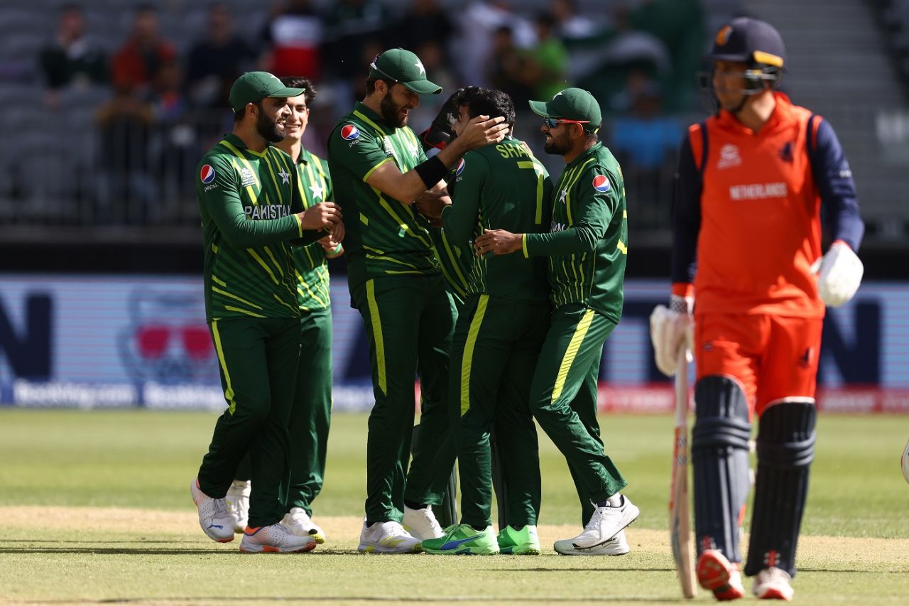 Shadab Khan celebrates with team-mates after dismissing Tom Cooper, Netherlands vs Pakistan, Men's T20 World Cup 2022, Perth, October 30, 2022