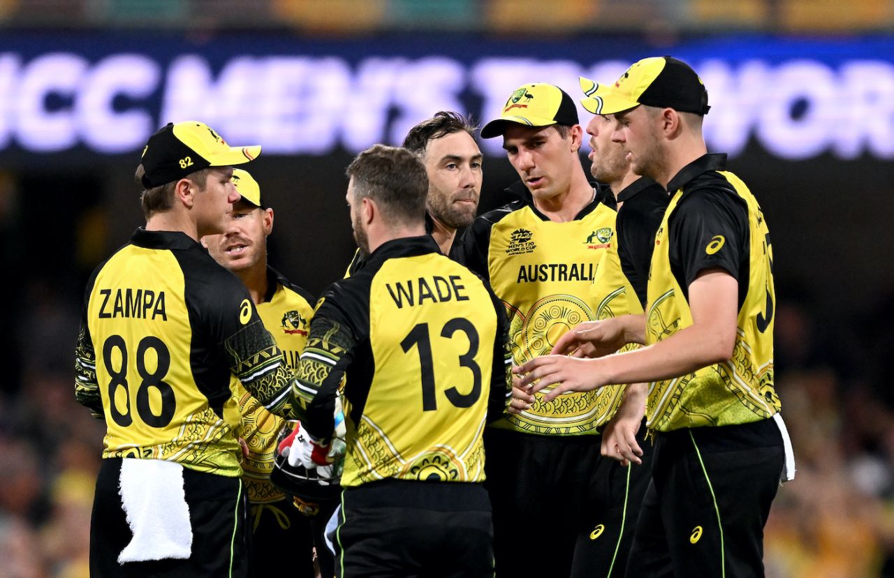Australia's players get together after completing the win, Australia vs Ireland, ICC Men's T20 World Cup 2022, Brisbane, October 31, 2022