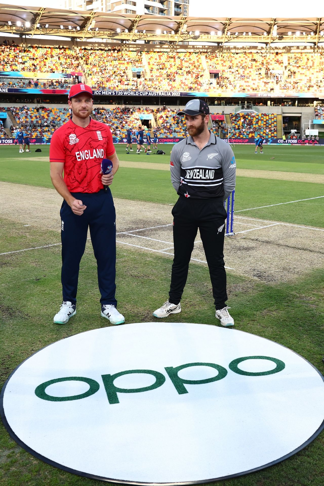 Jos Buttler and Kane Williamson ahead of the coin toss, England vs New Zealand, T20 World Cup, Brisbane, November 1, 2022