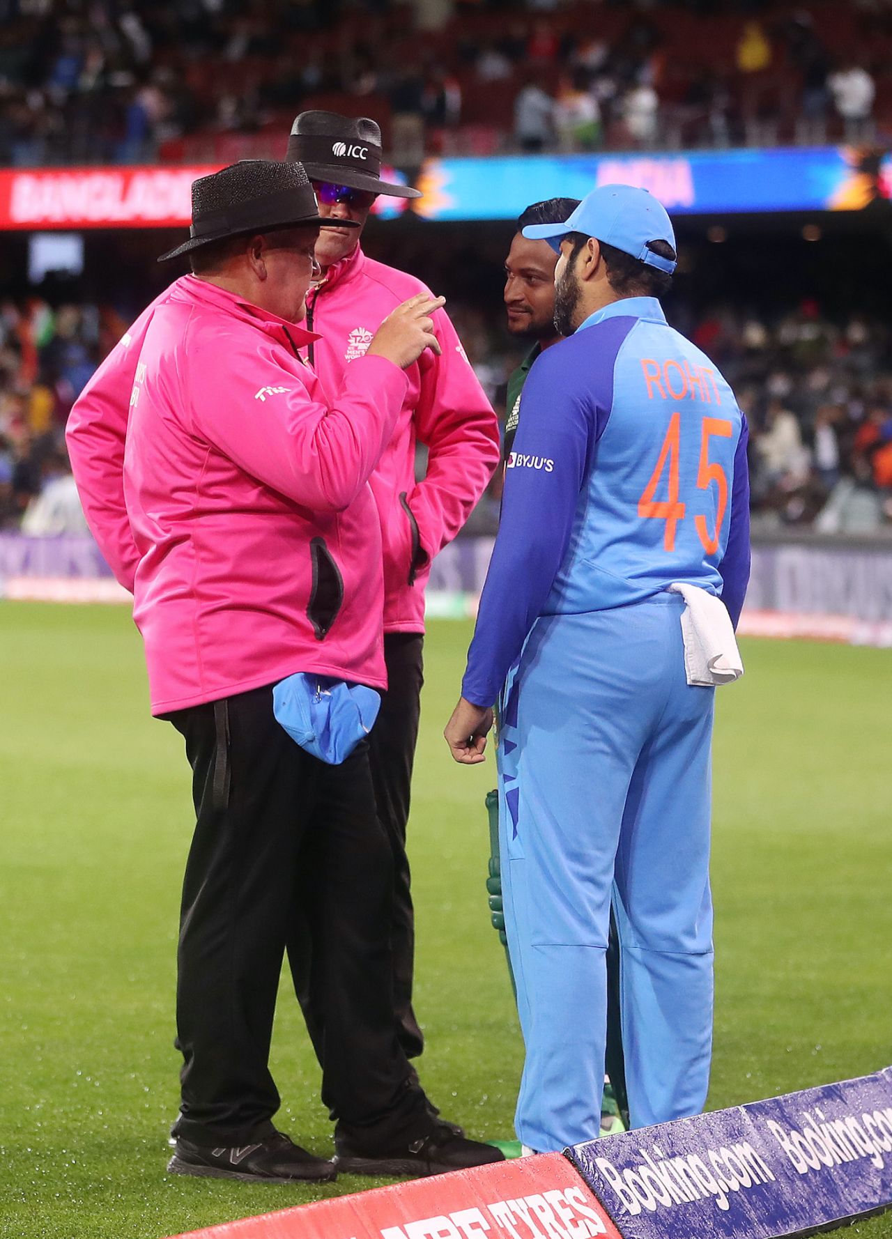 The umpires have a word with Shakib Al Hasan and Rohit Sharma before the restart of play, Bangladesh vs India, ICC Men's T20 World Cup 2022, Adelaide, November 2, 2022