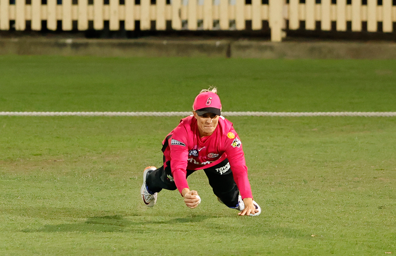 Ash Gardner dives forward to take a good catch, Sydney Thunder vs Sydney Sixers, WBBL, North Sydney Oval, November 2, 2022