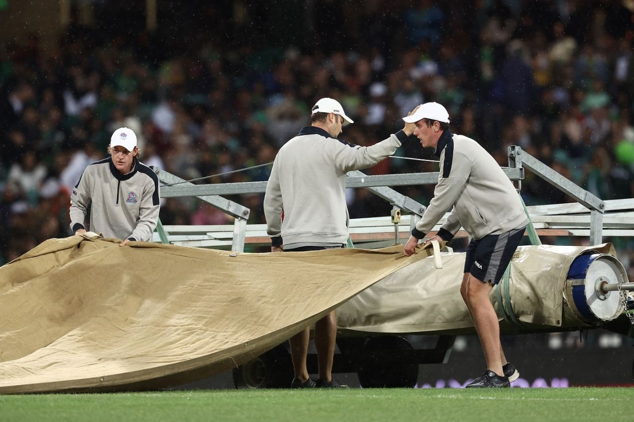 Covers were called for with rain falling persistently, Pakistan vs South Africa, ICC Men's T20 World Cup 2022, Sydney, November 3, 2022