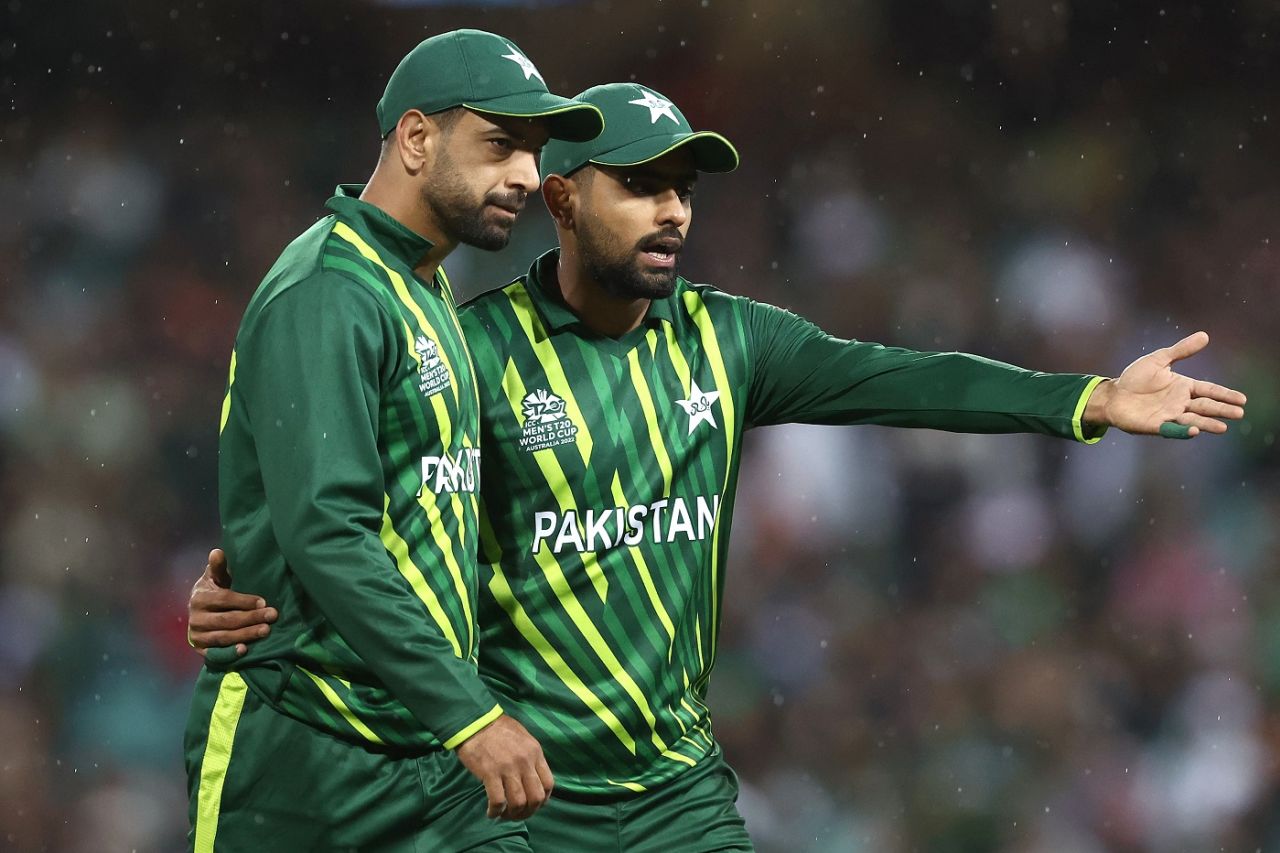 Babar Azam has a word with Haris Rauf with the rain pelting down, Pakistan vs South Africa, ICC Men's T20 World Cup 2022, Sydney, November 3, 2022