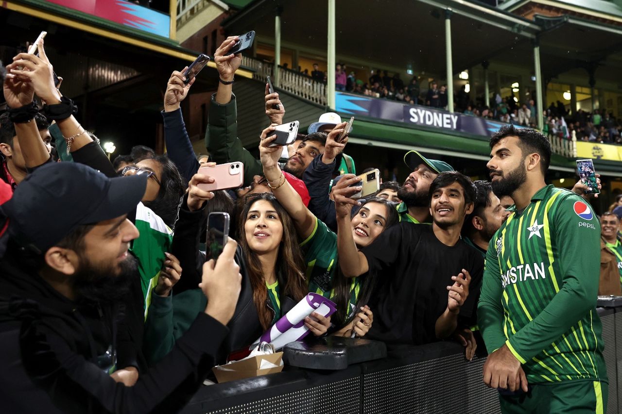 Shadab Khan poses for photographs with fans, Pakistan vs South Africa, ICC Men's T20 World Cup 2022, Sydney, November 3, 2022