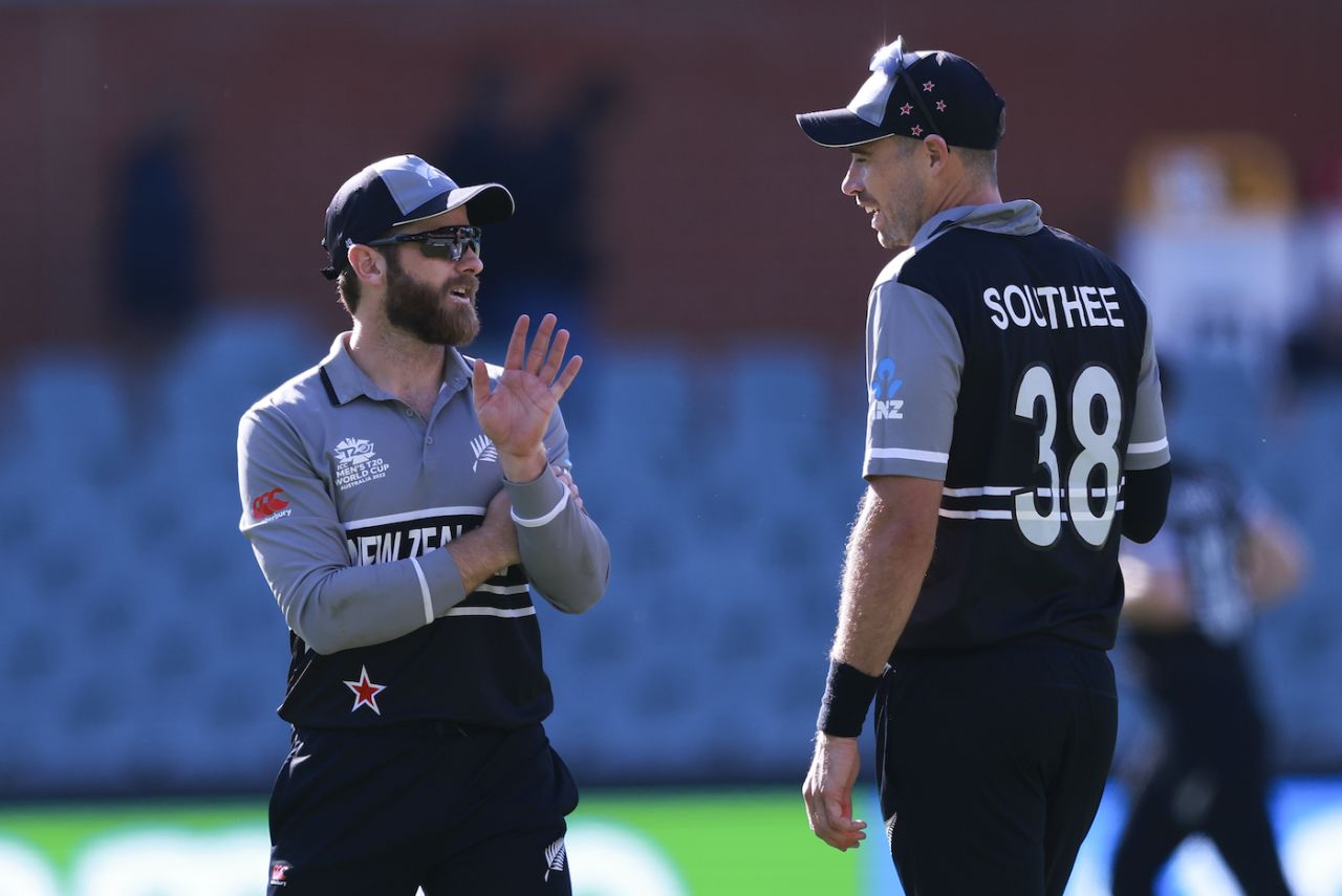 Kane Williamson and Tim Southee have a chat, Ireland vs New Zealand, ICC Men's T20 World Cup 2022, Adelaide, November 4, 2022
