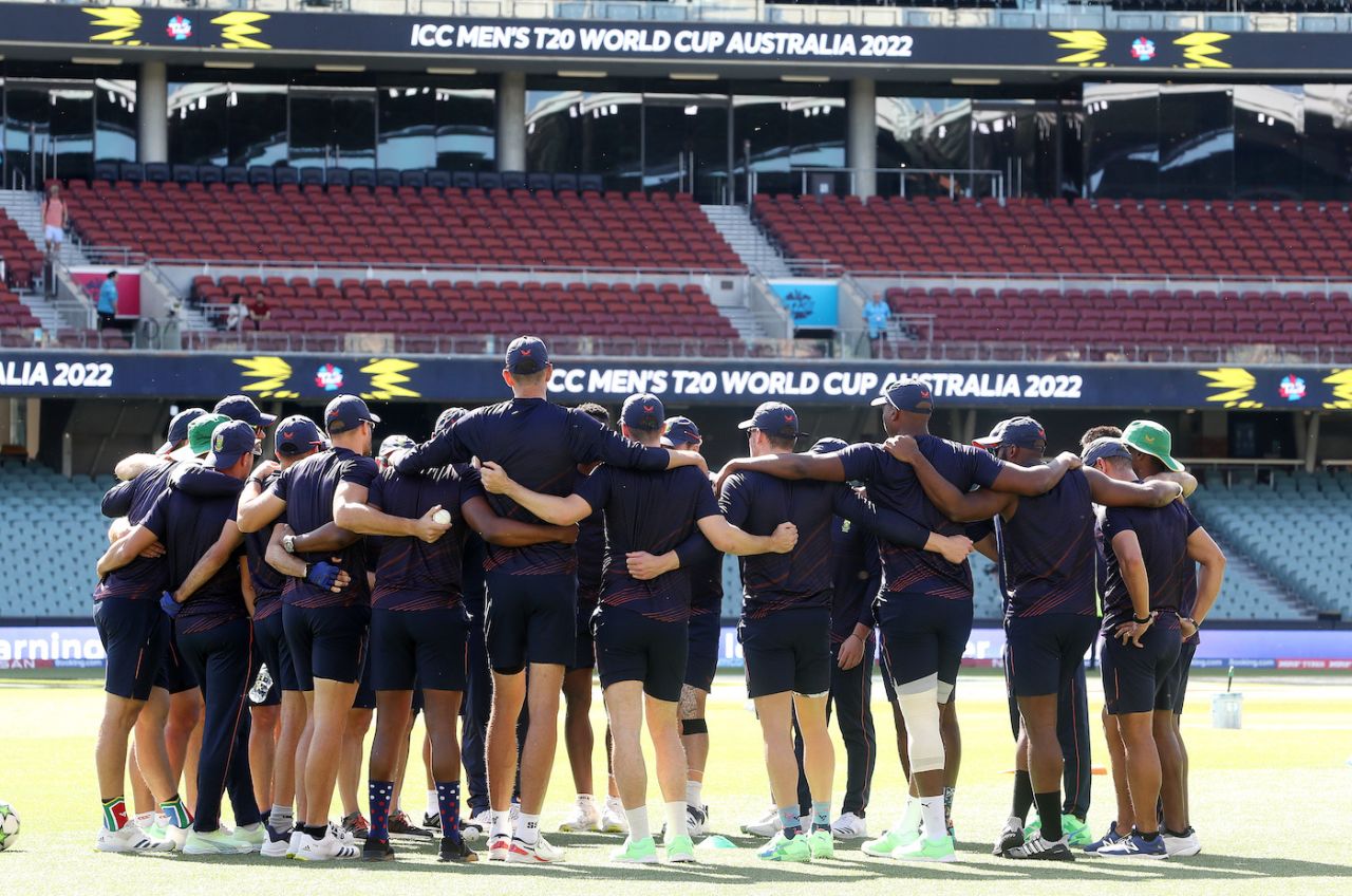 The South Africans get together before the toss, Netherlands vs South Africa, T20 World Cup, Adelaide, November 6, 2022