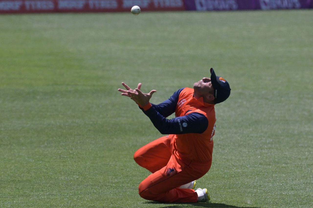 Roelof van der Merwe took a stunning catch running backwards to send back David Miller, Netherlands vs South Africa, T20 World Cup, Adelaide, November 6, 2022
