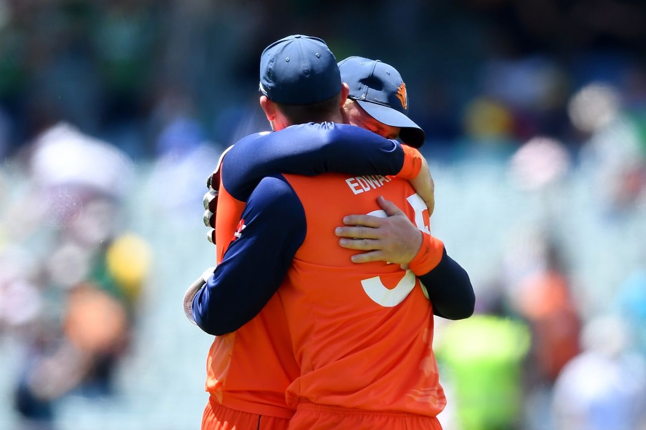 Stephan Myburgh embraces Scott Edwards after the epic victory, Netherlands vs South Africa, T20 World Cup, Adelaide, November 6, 2022