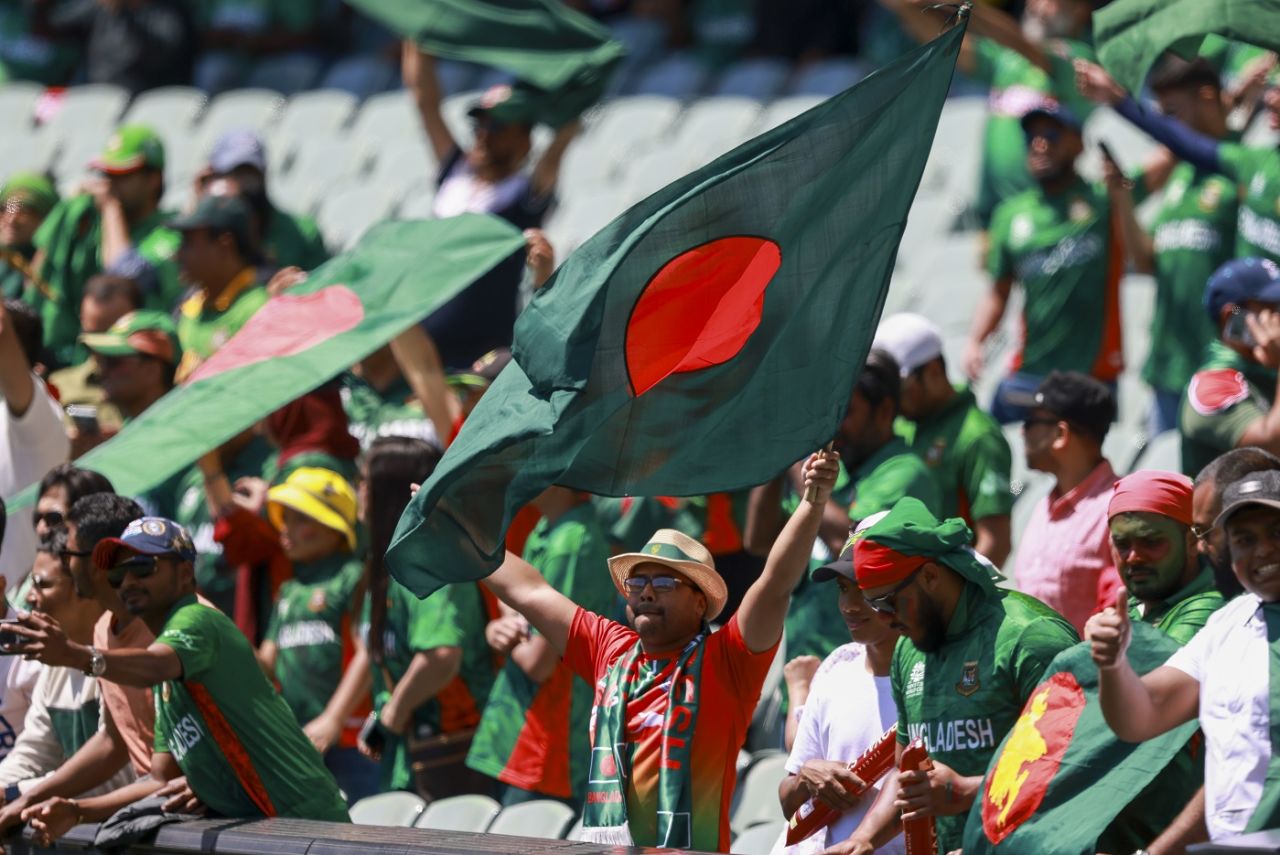 Bangladesh fans cheer for their team, Bangladesh vs Pakistan, Men's T20 World Cup 2022, Adelaide, November 6, 2022