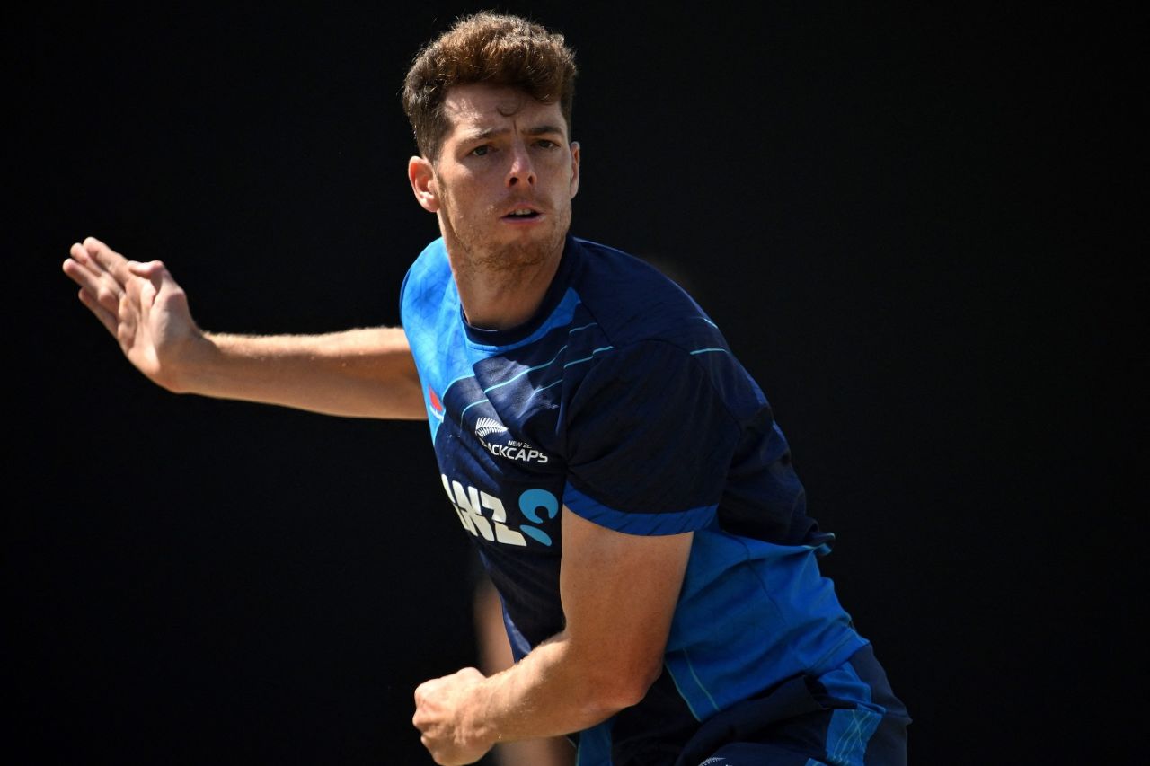 Mitchell Santner bowls in training, New Zealand vs Pakistan, Men's T20 World Cup, Sydney, November 8, 2022