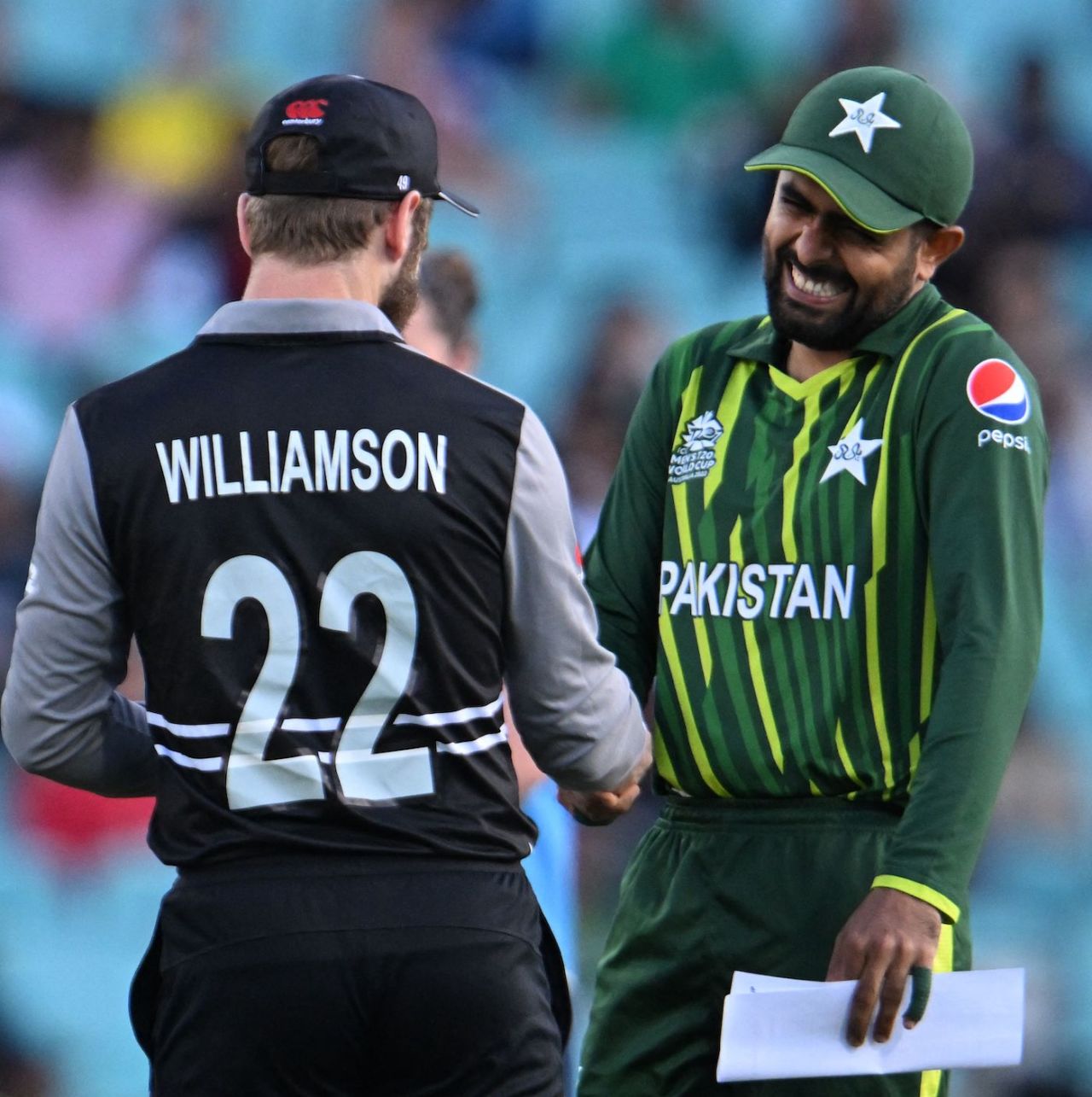 Babar Azam and Kane Williamson exchange notes at the toss, New Zealand vs Pakistan, T20 World Cup, 1st semi-final, Sydney, November 9, 2022