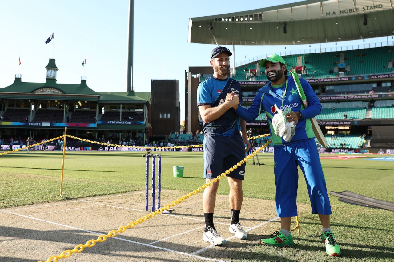 Kane Williamson and Mohammad Rizwan share a laugh before the game, New Zealand vs Pakistan, T20 World Cup, 1st semi-final, Sydney, November 9, 2022