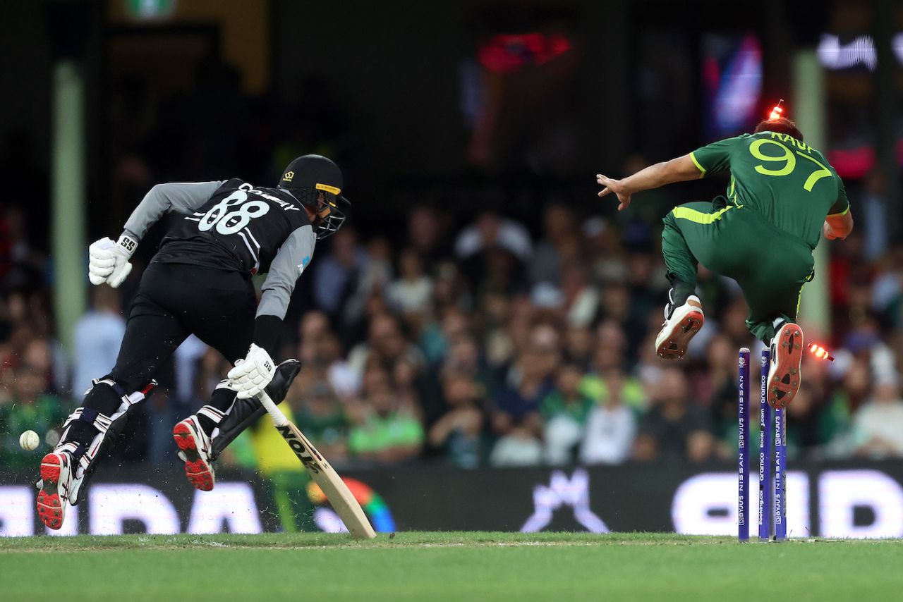 A direct hit from Shadab Khan caught Devon Conway short, New Zealand vs Pakistan, T20 World Cup, 1st semi-final, Sydney, November 9, 2022