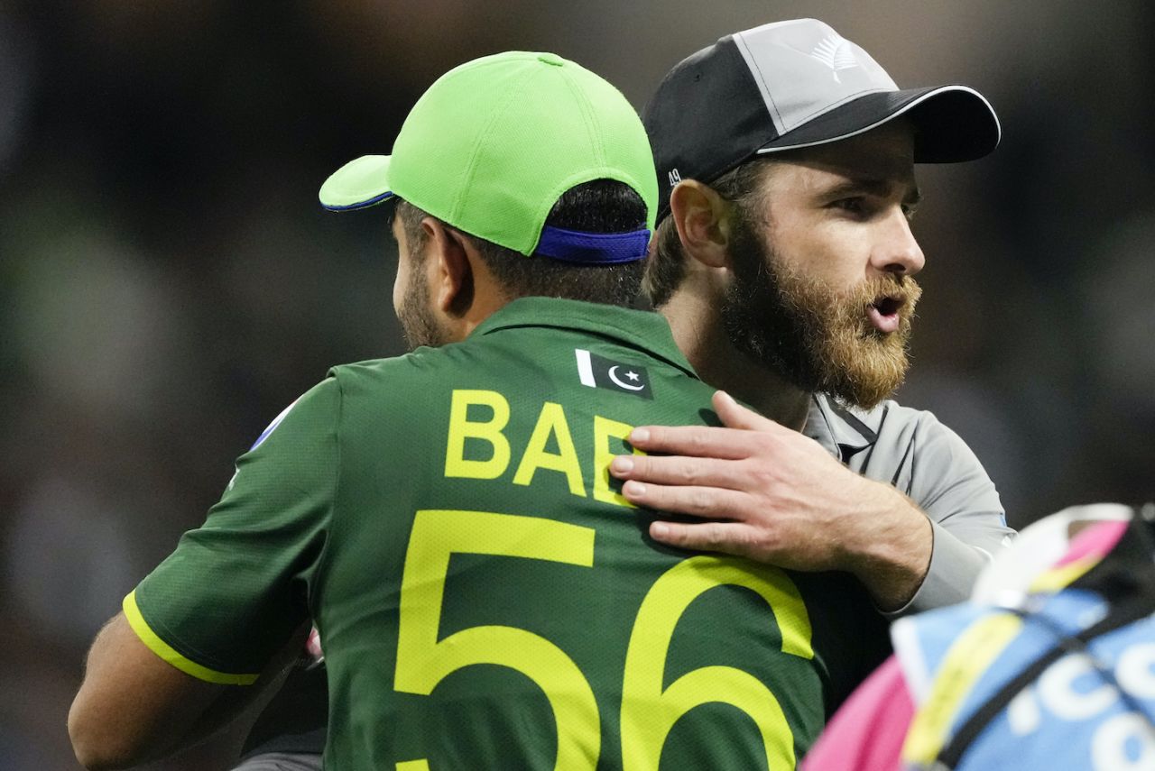 Babar Azam and Kane Williamson share a post-match hug, New Zealand vs Pakistan, T20 World Cup 2022, 1st Semi-Final Sydney, November 9, 2022

