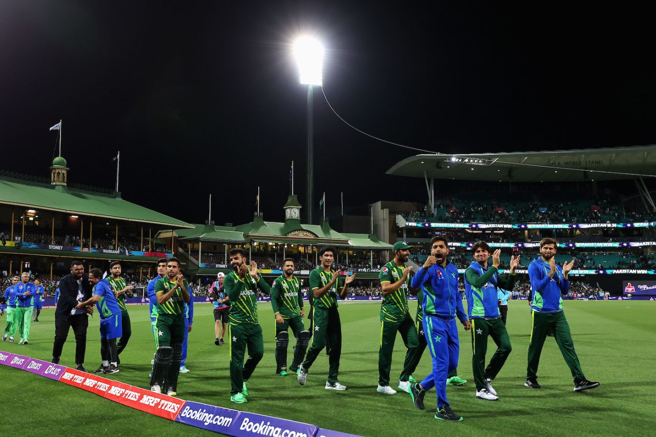 The Pakistan players thank their supporters after winning the semi-final, New Zealand vs Pakistan, T20 World Cup, 1st semi-final, Sydney, November 9, 2022