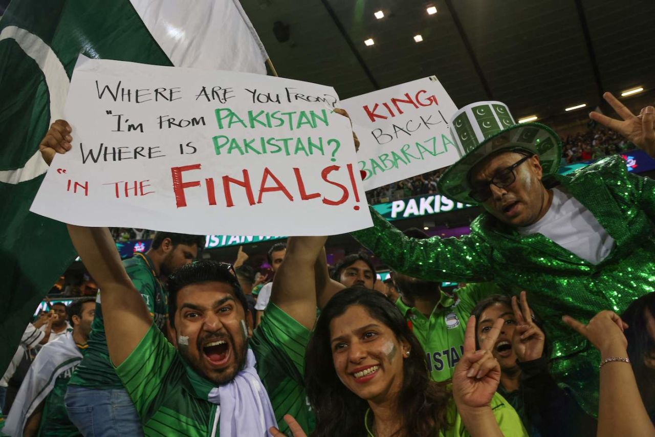 Pakistan fans celebrate a famous victory, New Zealand vs Pakistan, T20 World Cup, 1st semi-final, Sydney, November 9, 2022