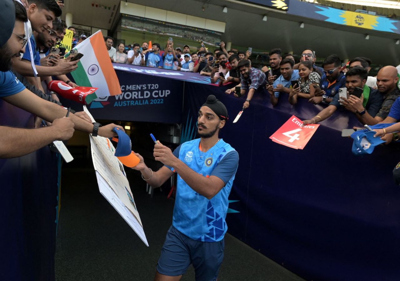 Arshdeep Singh satisfies autograph-seekers, England vs India, T20 World Cup semi-final, Adelaide, November 10, 2022