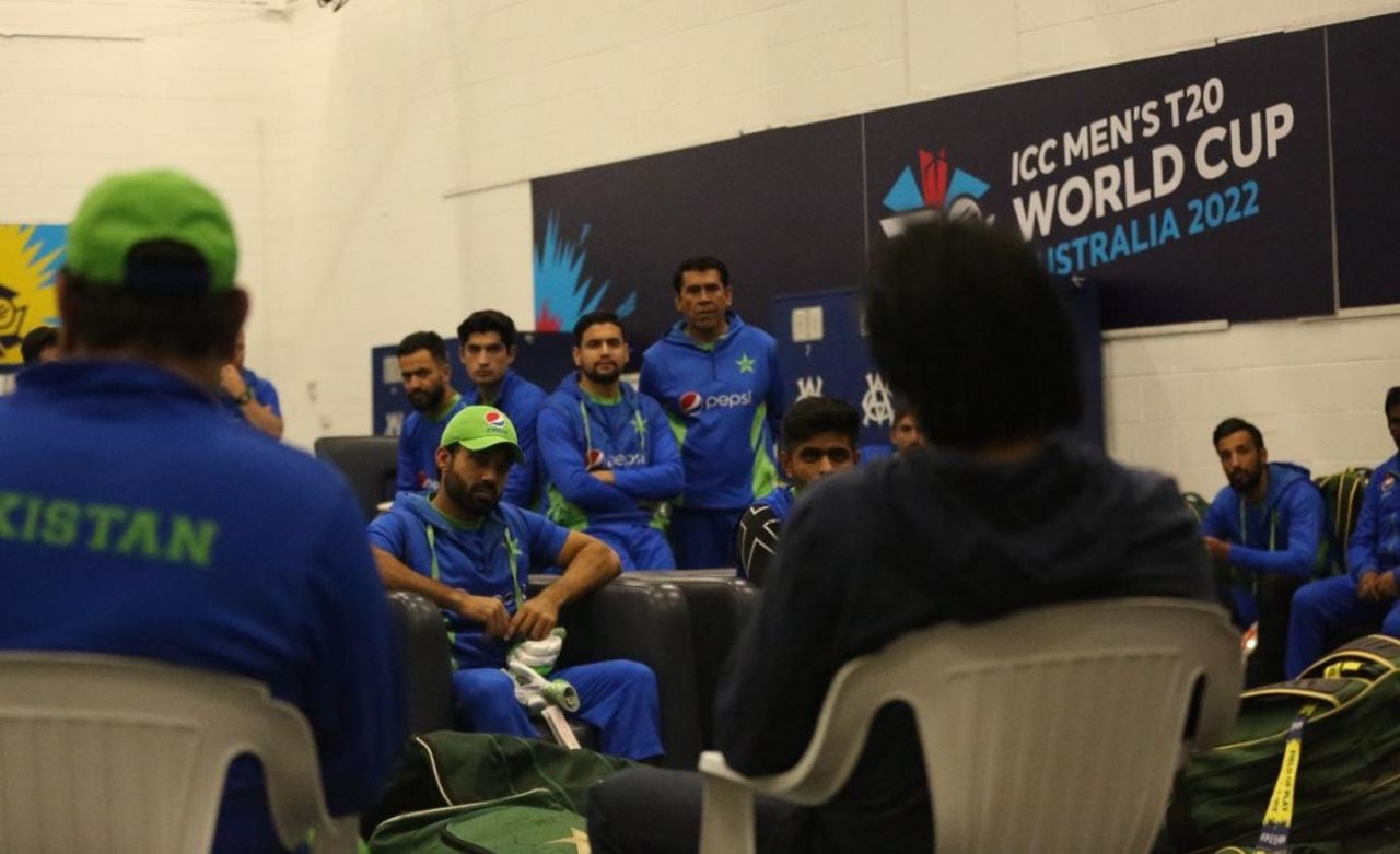 The Pakistan players are all attention as Ramiz Raja speaks to them ahead of the final, England vs Pakistan, T20 World Cup, final, Melbourne, November 11, 2022