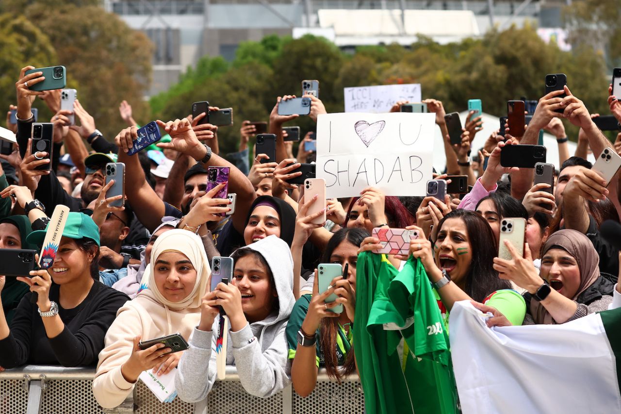 Pakistan fans arrive in large numbers to catch a glimpse of their team on the eve of the final, Men's T20 World Cup, Melbourne, November 12, 2022