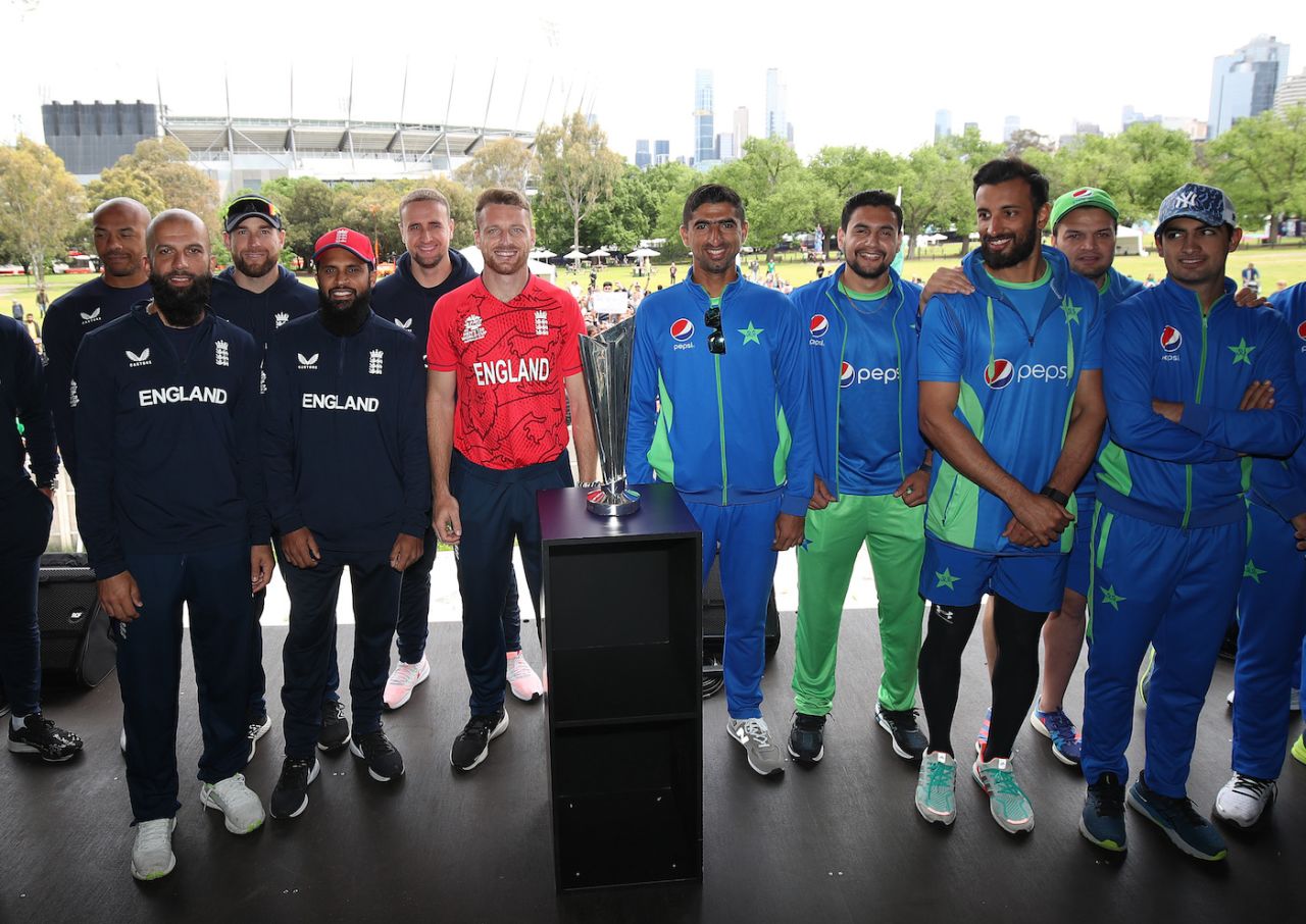 The England and Pakistan players with the trophy on the eve of the final, Men's T20 World Cup, Melbourne, November 12, 2022