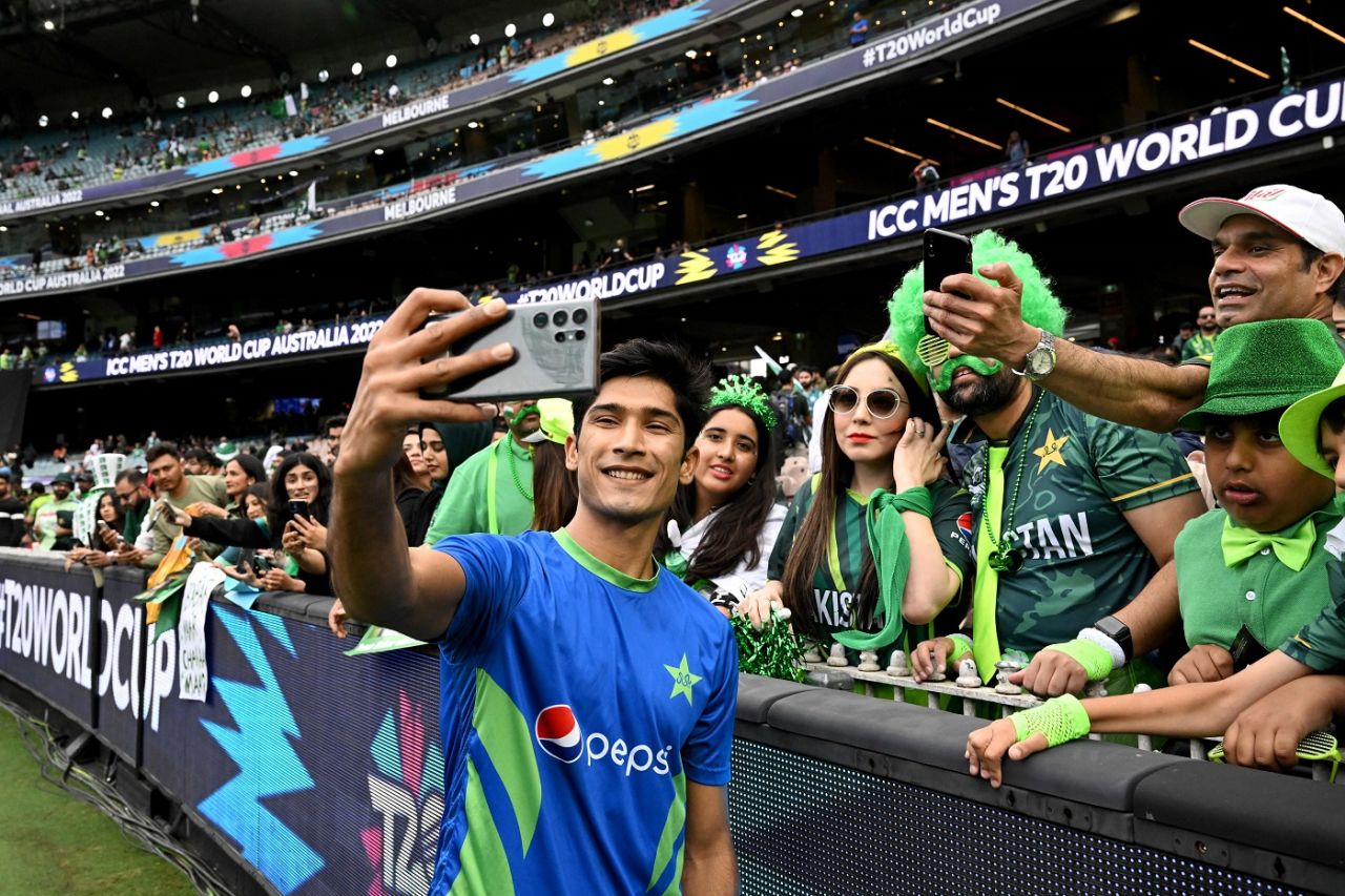 Mohammad Hasnain takes selfies with fans, England vs Pakistan, Men's T20 World Cup 2022, Final, Melbourne, November 13, 2022