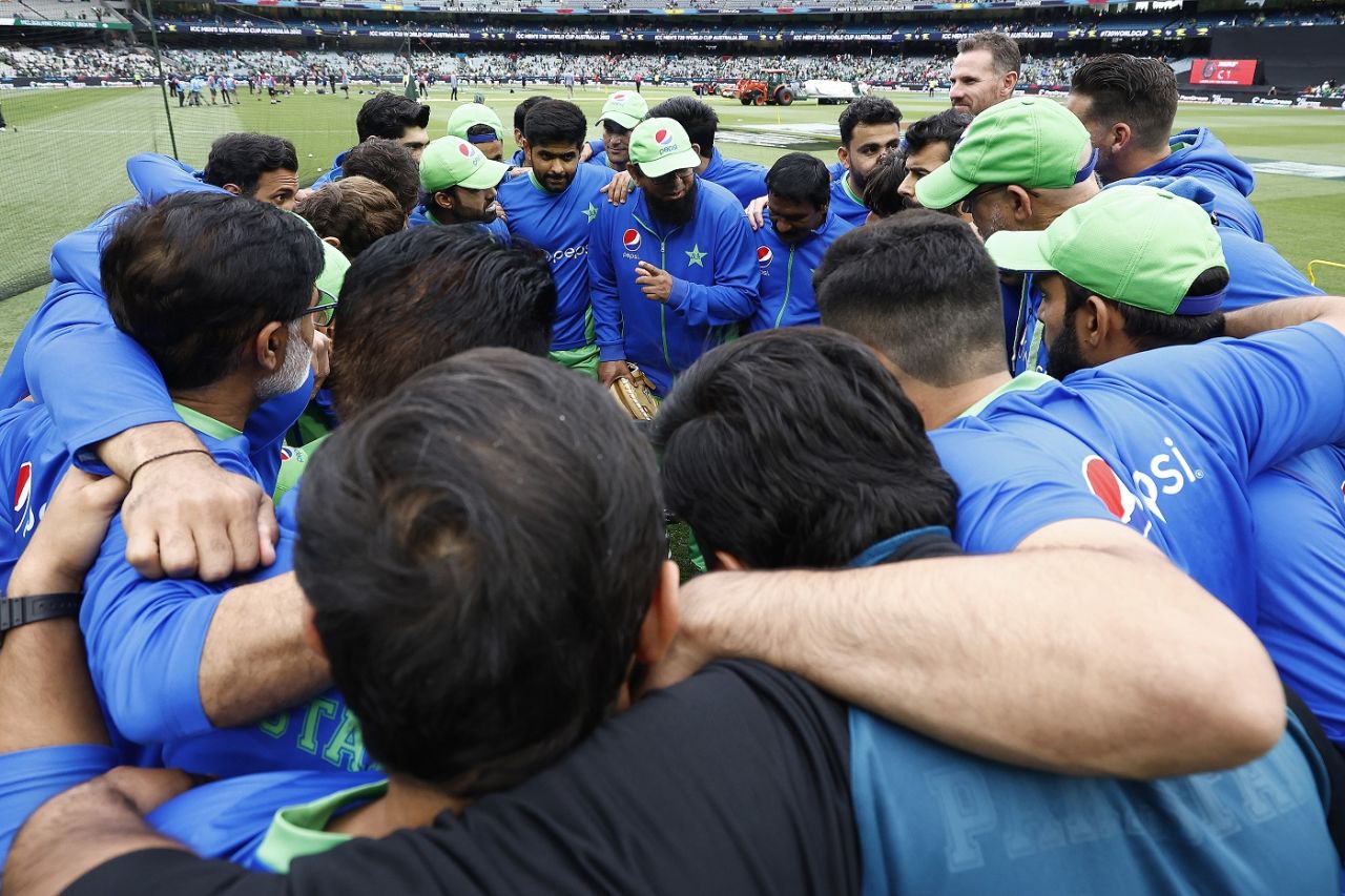 Pakistan team in a huddle, England vs Pakistan, Men's T20 World Cup 2022, Final, Melbourne, November 13, 2022